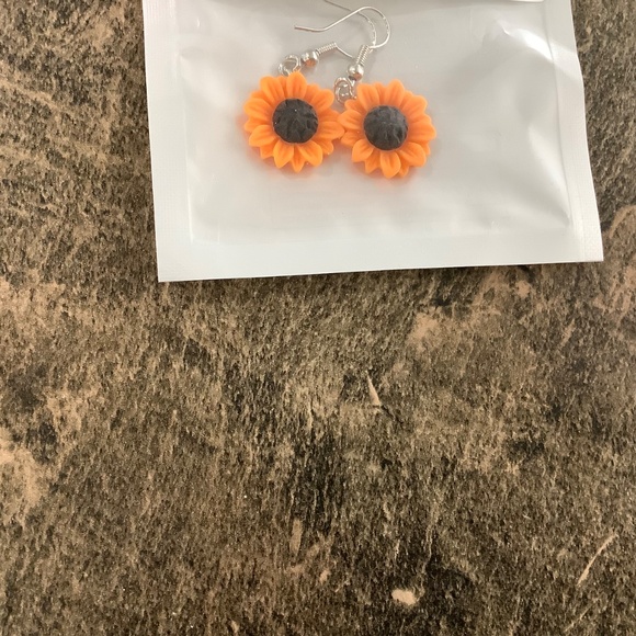 NEW! FREE with any purchase, let me know!!! Sunflower Earrings - Picture 2 of 2